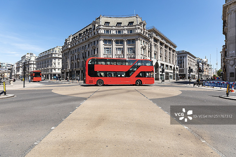 英国伦敦牛津广场上的红色双层巴士图片素材
