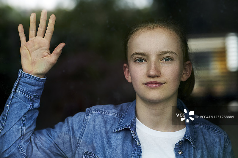 透过窗玻璃看到的女孩特写肖像图片素材