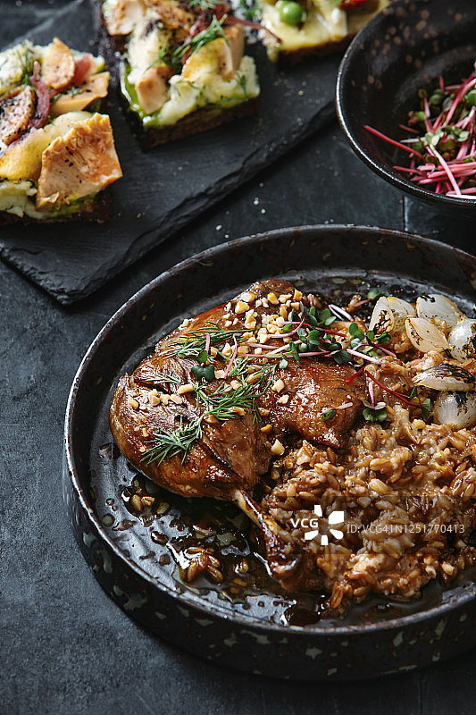 传统丹麦慢炖锅鸭腿油封图片素材