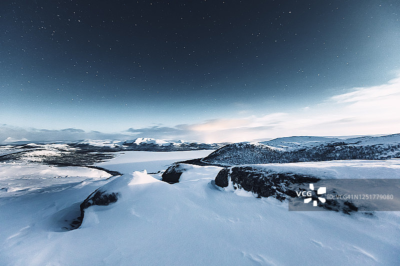 芬兰基尔皮斯耶尔维极夜星空图片素材