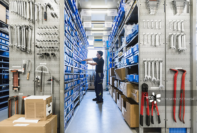 在工厂仓库里的男子图片素材