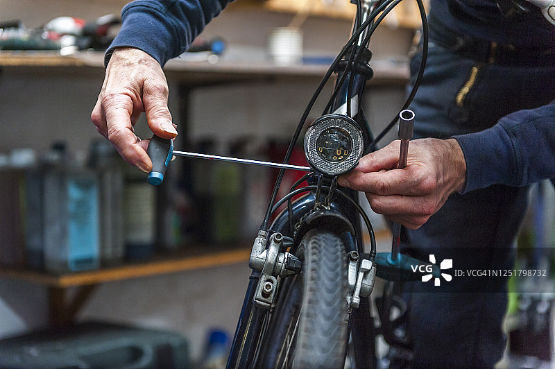 自行车修理工在自行车店工作图片素材