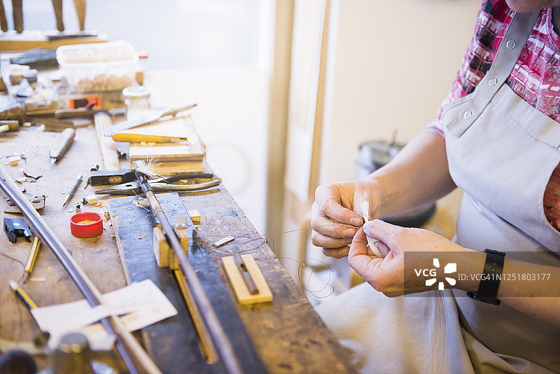 制作小提琴的女工匠图片素材
