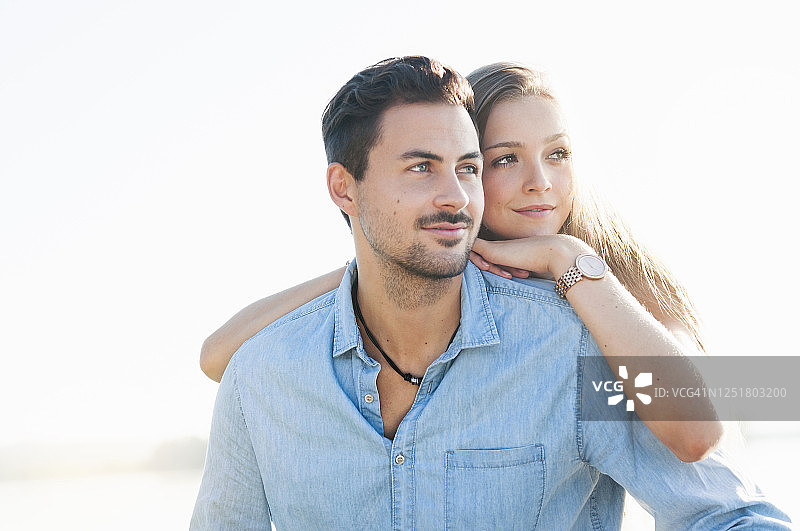 在湖边放松的年轻情侣图片素材