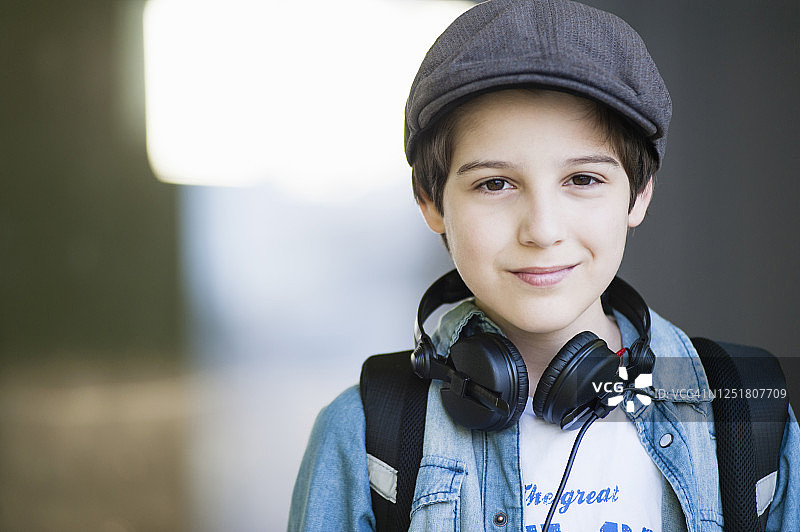 户外戴着耳机的自信男孩图片素材