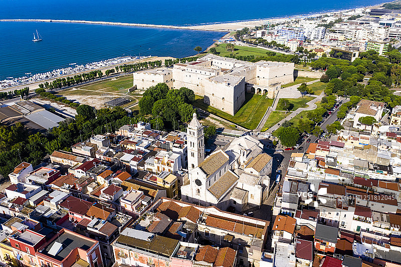 意大利巴列塔-安德里亚-特拉尼省：巴列塔大教堂与城堡鸟瞰图片素材