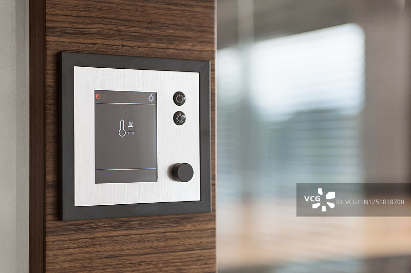 家中墙上数字桑拿控制设备的特写图片素材