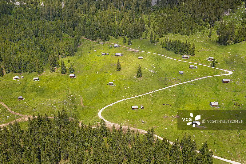奥地利施蒂利亚州萨尔茨卡默古特魏森巴赫阿尔姆高山牧场航拍图片素材