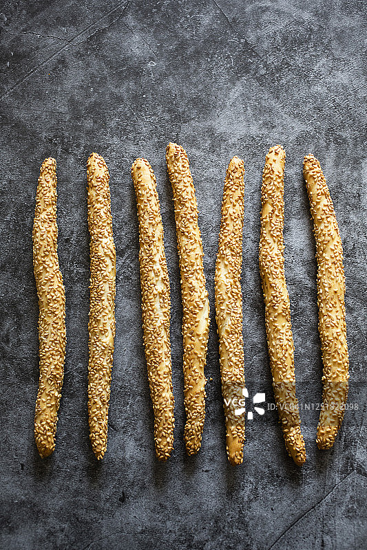 含芝麻的意大利格里西尼面包棒影棚照图片素材