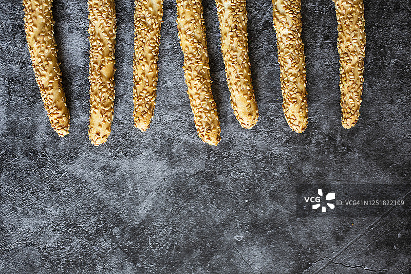 含芝麻的意大利格里西尼面包棒影棚照图片素材