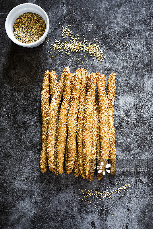 含芝麻的意大利格里西尼面包棒影棚照图片素材