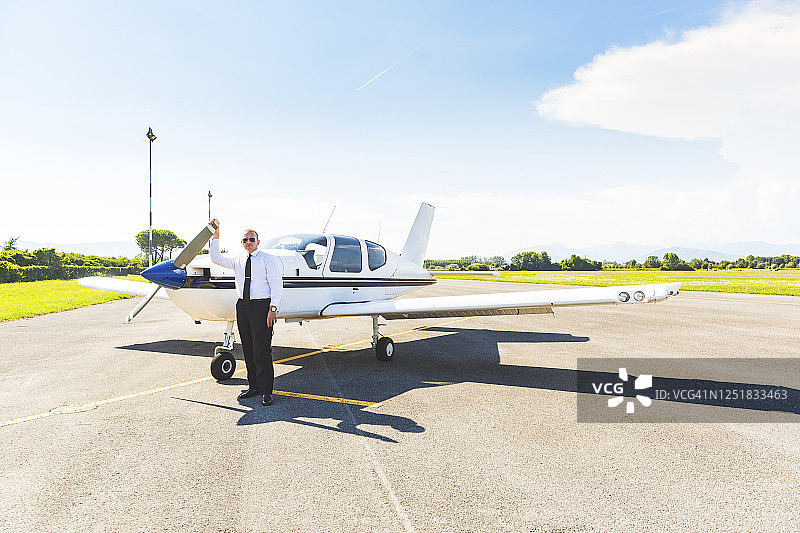站在他的运动飞机旁的飞行员图片素材