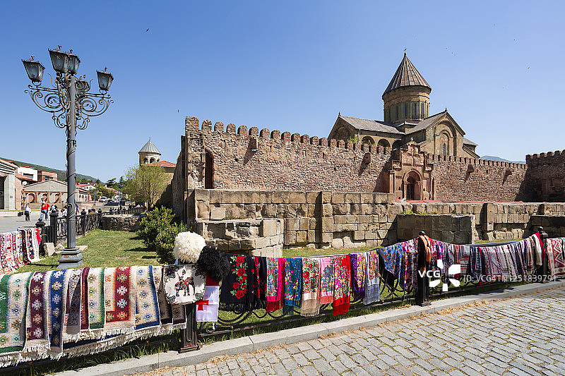 佐治亚州姆茨赫塔-姆季阿涅季省姆茨赫塔Samtavro修道院前出售的彩色地毯图片素材