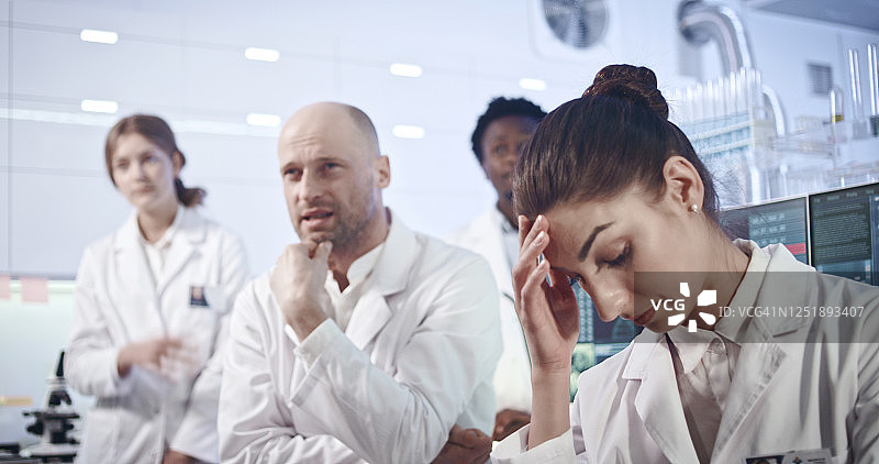 因研究结果而沮丧的不同种族实验室团队图片素材