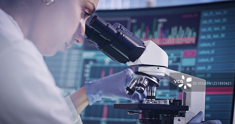 女科学家在未来实验室使用显微镜进行研究图片素材