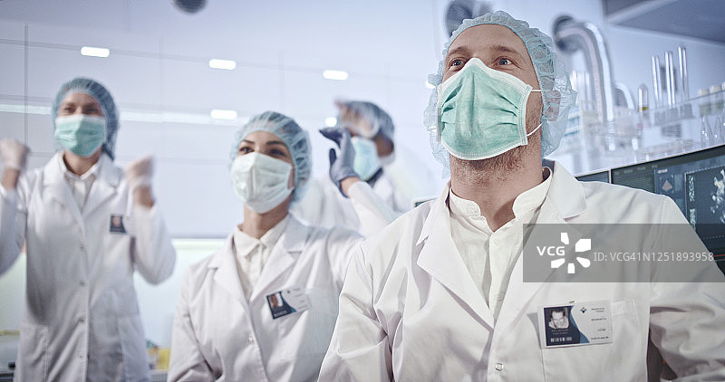 多民族实验室团队庆祝生物危害研究突破图片素材