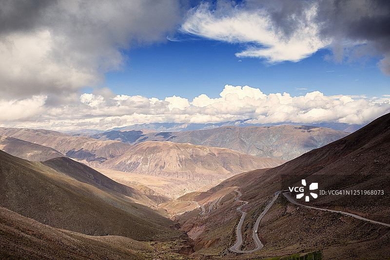 穿过山脉的蜿蜒道路图片素材