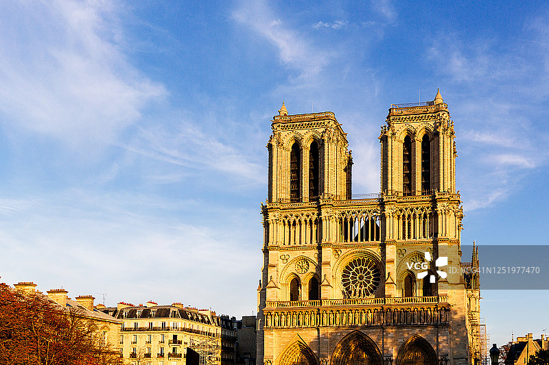 日落下的法国巴黎圣母院图片素材
