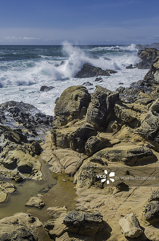 加利福尼亚州索诺玛县盐点州立公园的太平洋海浪和 Tafoni 砂岩图片素材