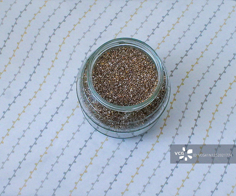 装满奇亚籽的玻璃瓶图片素材