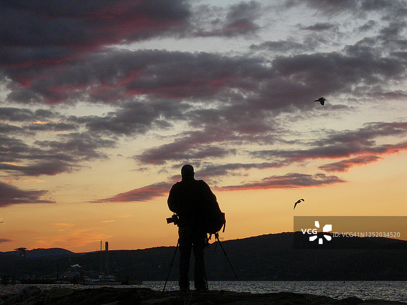 哈德逊河上的摄影师剪影图片素材