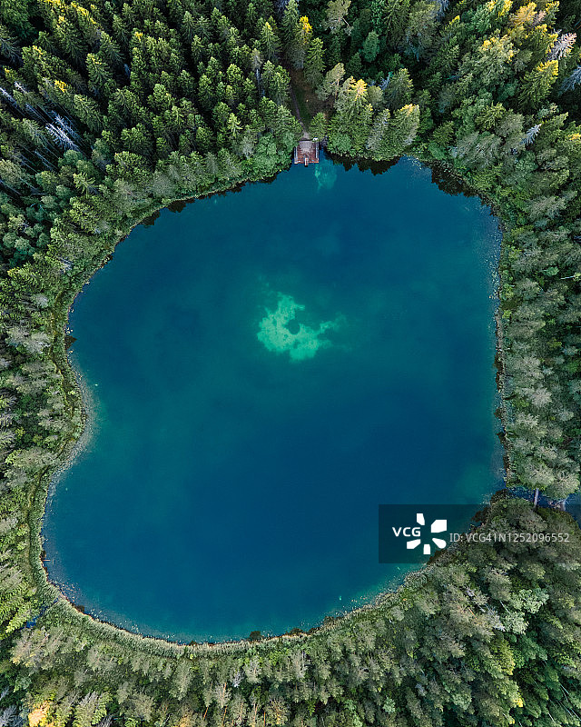 森林中央的碧绿湖泊俯瞰图图片素材
