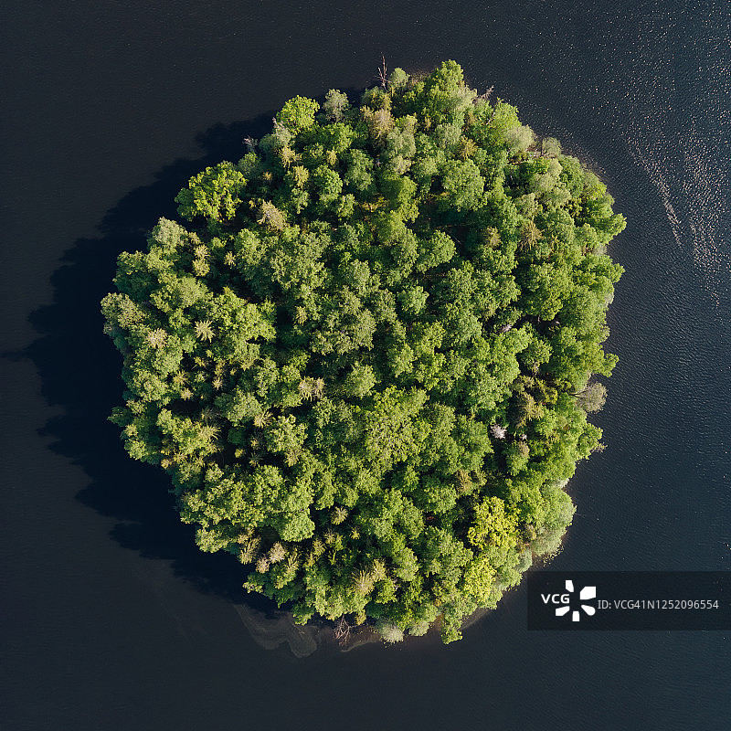 湖中央的岛屿鸟瞰图图片素材