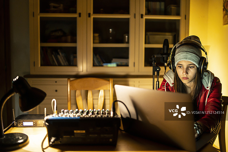 居家夜间活动图片素材