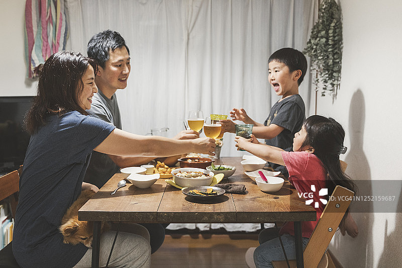 一家人在家吃晚餐图片素材