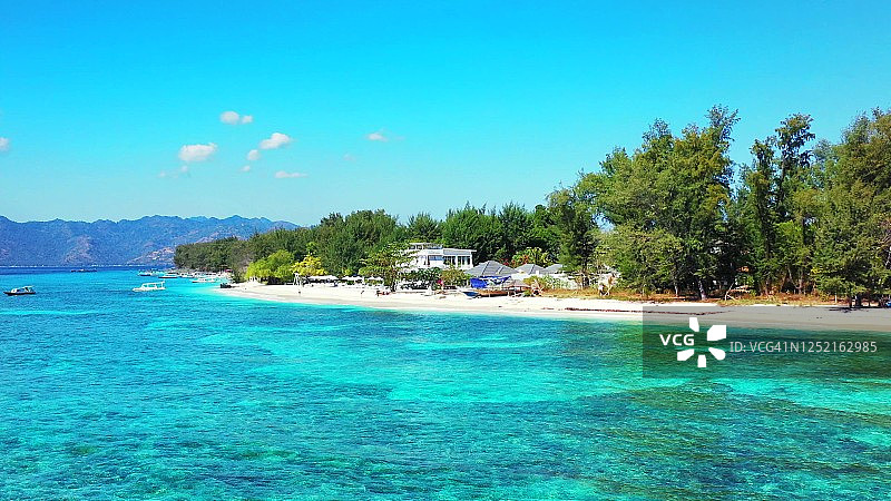 吉利梅诺海岸的宁静僻静沙滩，印度尼西亚充满活力的热带背景图片素材