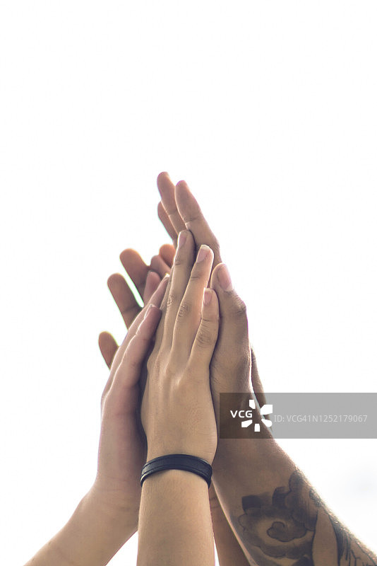 手叠在一起的多元化人群图片素材