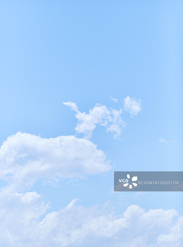 蓝色天空中的云彩图片素材