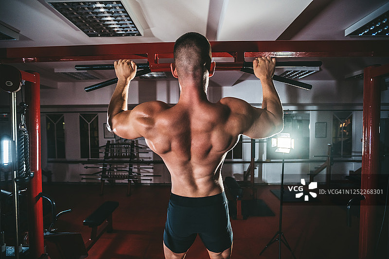 做引体向上运动的健壮男人图片素材
