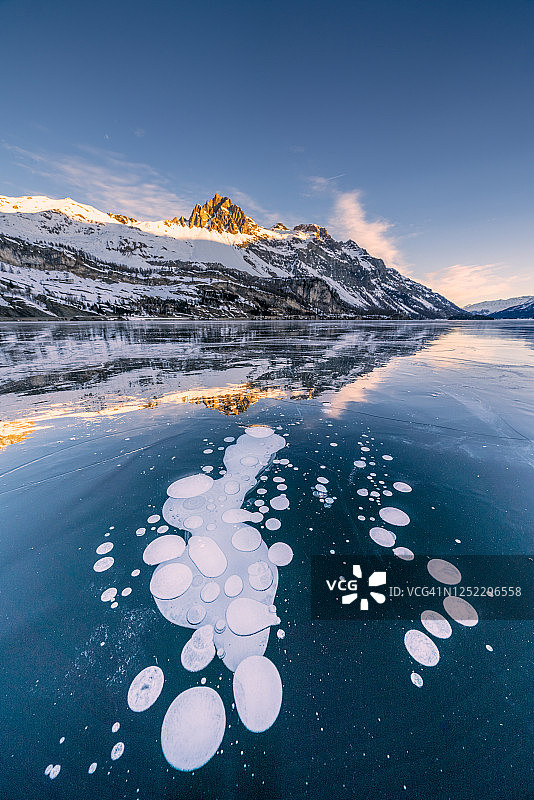 瑞士锡尔斯湖中的冰冻气泡图片素材