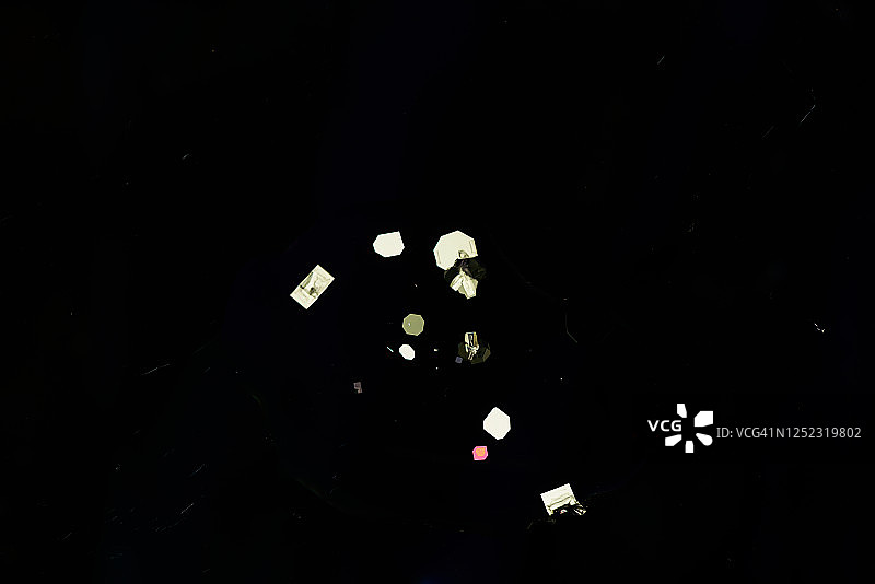 偏振光下的酒石酸氢钾图片素材