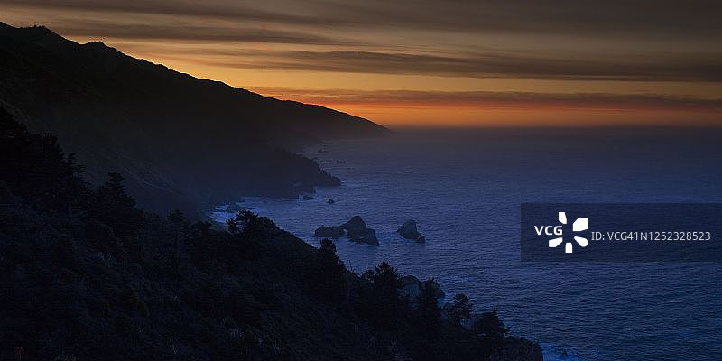 加利福尼亚州1号公路大苏尔地区的日出图片素材