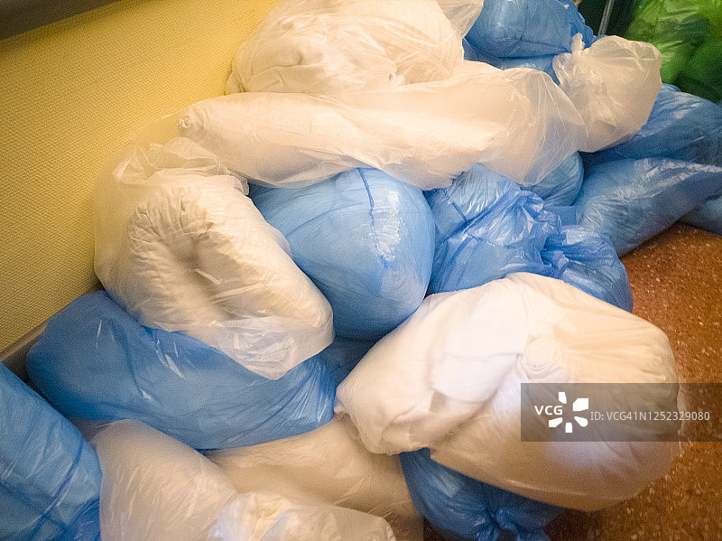 医院里装有衣物的塑料袋图片素材