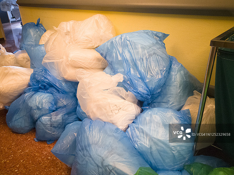 医院里装有衣物的塑料袋图片素材