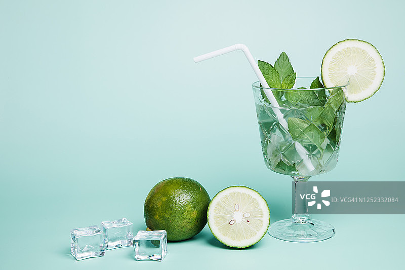 含新鲜配料的夏季莫吉托鸡尾酒图片素材