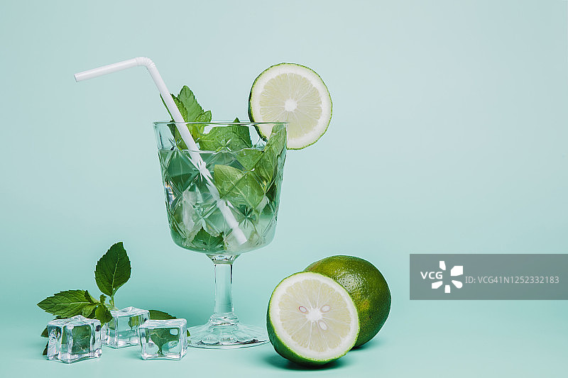 含新鲜配料的夏季莫吉托鸡尾酒图片素材