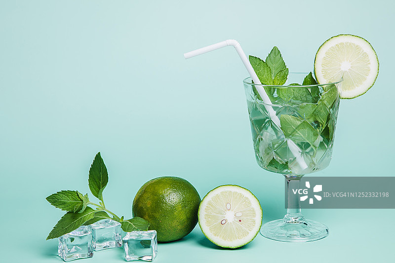 含新鲜配料的夏季莫吉托鸡尾酒图片素材