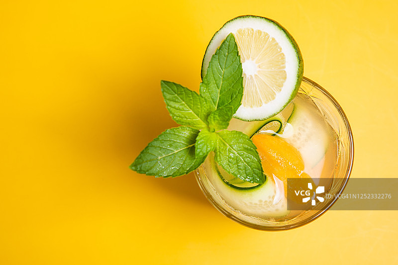 夏季鸡尾酒饮品与新鲜食材图片素材