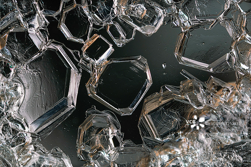 偏振光下的酒石酸氢钾图片素材