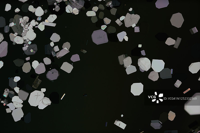 偏振光下的酒石酸氢钾图片素材