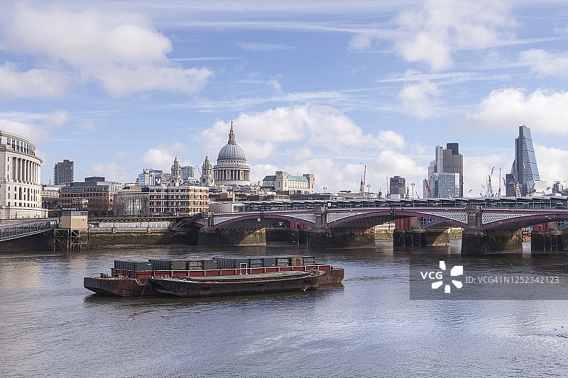 从南岸看伦敦市中心的泰晤士河图片素材