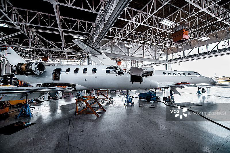 维修机库中的两架小型私人飞机图片素材