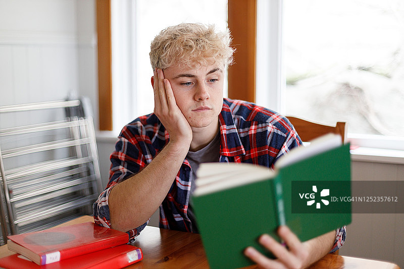 年轻男人在家读书图片素材