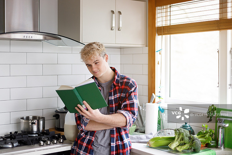 年轻男人在家读书图片素材