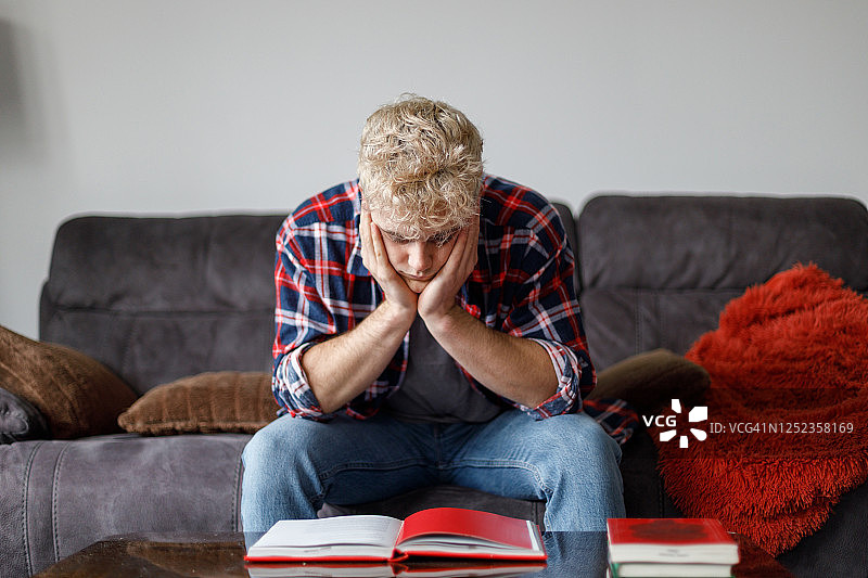 年轻男人在家读书图片素材