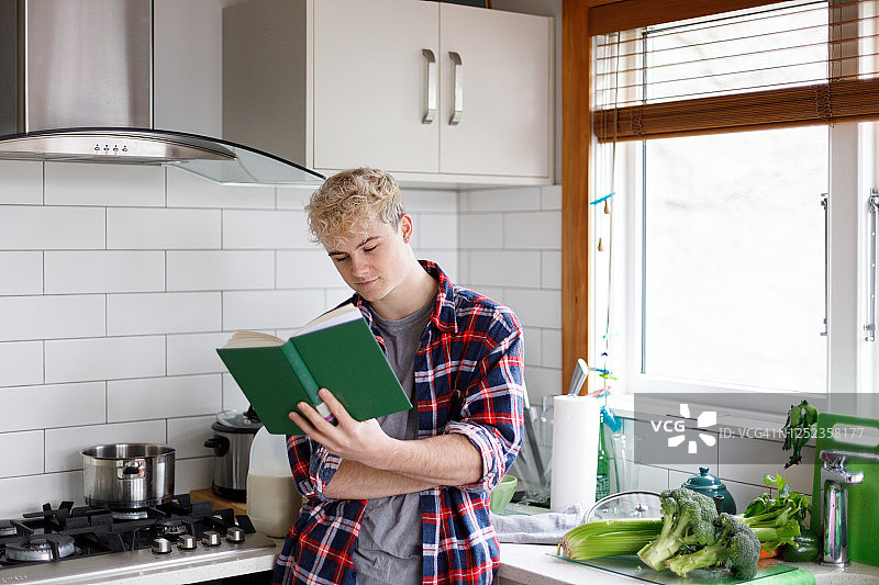 年轻男人在家读书图片素材